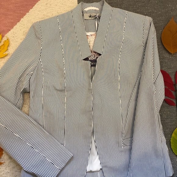 White and blue striped blazer - Picture 2 of 9